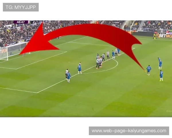 任意球精准绕过人墙直挂上角收获荣耀的重炮手技艺